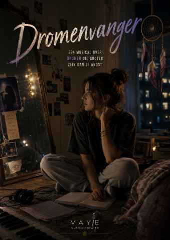 Dromenvanger – musical over dromen die groter zijn dan je angst | VAYE Musicaltheater Poster van de musical “Dromenvanger” van VAYE Musicaltheater met een meisje dat dromerig in haar slaapkamer zit tussen muziek, notities en creatieve inspiratie