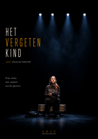 Poster van de musical “Het Vergeten Kind” van VAYE Musicaltheater met een meisje dat alleen onder spotlights op een donker podium zit