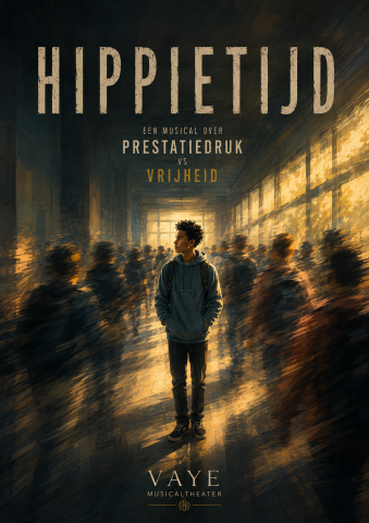 Hippietijd – musical over prestatiedruk versus vrijheid | VAYE Musicaltheater Poster van de musical “Hippietijd” van VAYE Musicaltheater met een jongen die stil staat in een drukke schoolgang vol bewegende mensen