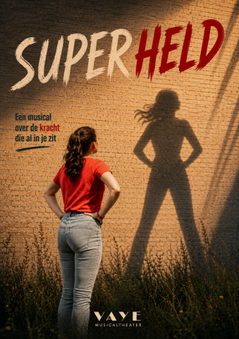 Superheld – musical over de kracht die al in je zit | VAYE Musicaltheater Poster van de musical “Superheld” van VAYE Musicaltheater met een meisje dat naar haar schaduw kijkt als superheld op een muur