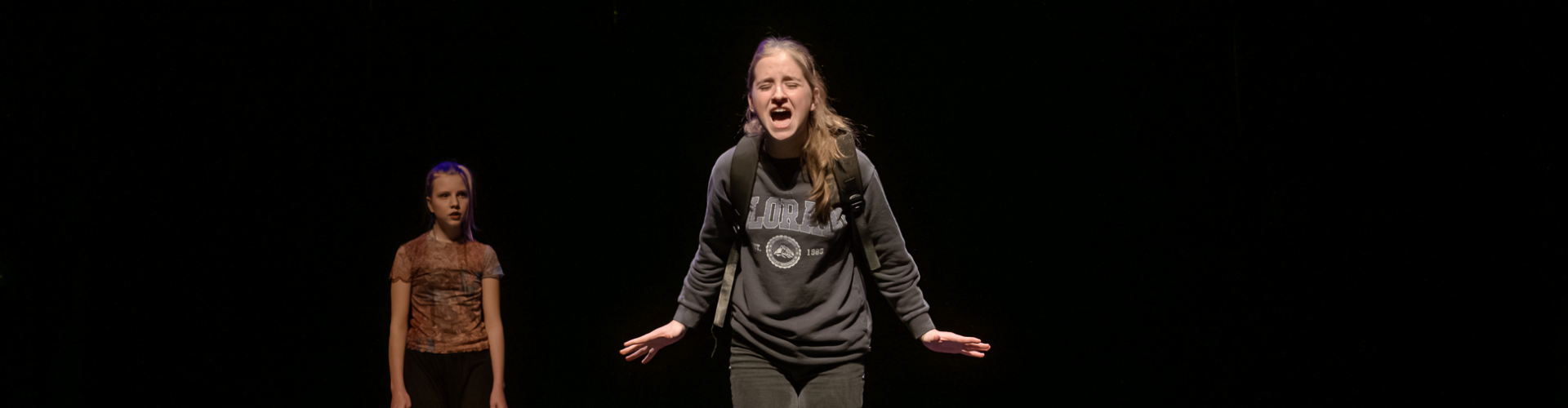 VAYE – Werkwijze & impact Jongere in een intense scène op het podium, passend bij de werkwijze en impact van een VAYE-voorstelling.