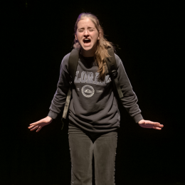 Jongere in een intense scène op het podium, passend bij de werkwijze en impact van een VAYE-voorstelling.