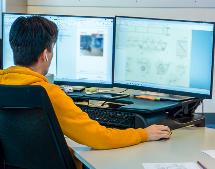 Engineer Falcon achter computer Velmon Group