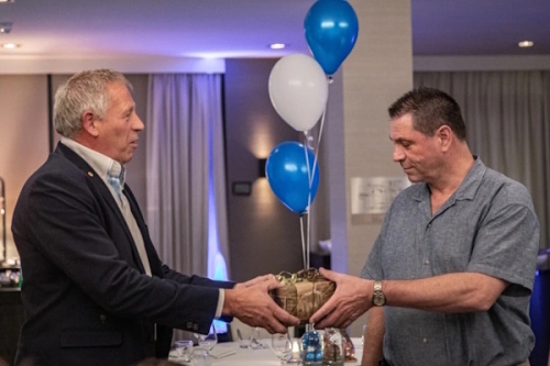 25-jaar-velmon-jubileum-peter-schouten-overhandigd-een-cadeau-aan-bert-van-der-velden-velmon-b-v-