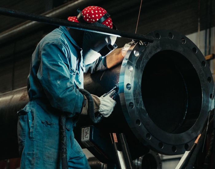 Lasser aan het lassen van een pijp Velmon MPC