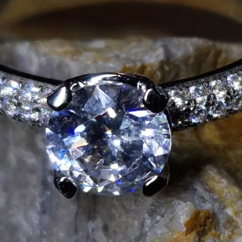 Verlovingsring met diamant closeup