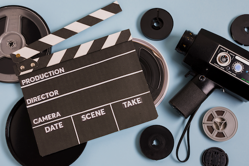 Tafel vol filmapparatuur als metafoor voor het zelf in de hand nemen van je herstelproces en het bepalen van je eigen regie.