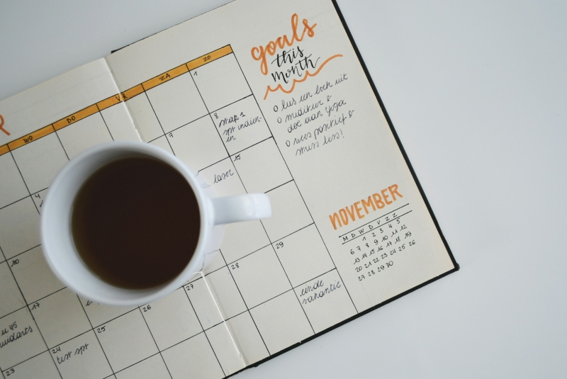 Planner met een gestructureerd dagschema, gericht op herstel van verslaving