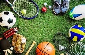 Een verzameling van verschillende sportartikelen, waaronder een voetbal, tennisracket, basketbal, volleybal, en hardloopschoenen, die de diversiteit en toegankelijkheid van sporten symboliseren.