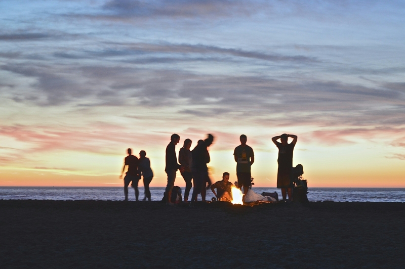 Groep familie of vrienden die samen praten, symboliseert steun bij herstel van verslaving