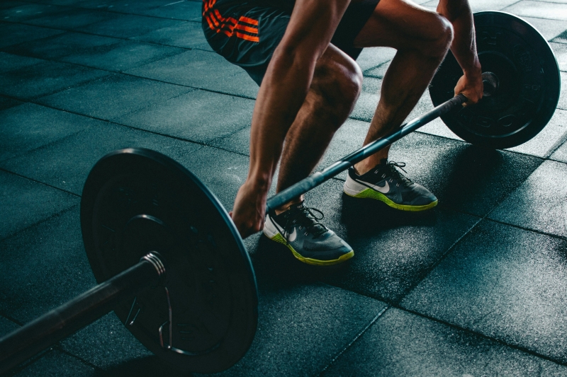 Persoon die aan het sporten is, symboliseert het vervangen van verslavend gedrag door gezonde gewoontes