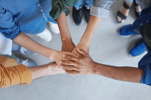 Foto van vrienden die samen plezier hebben, illustratie van de vriendschap en steun binnen de herstelcommunity