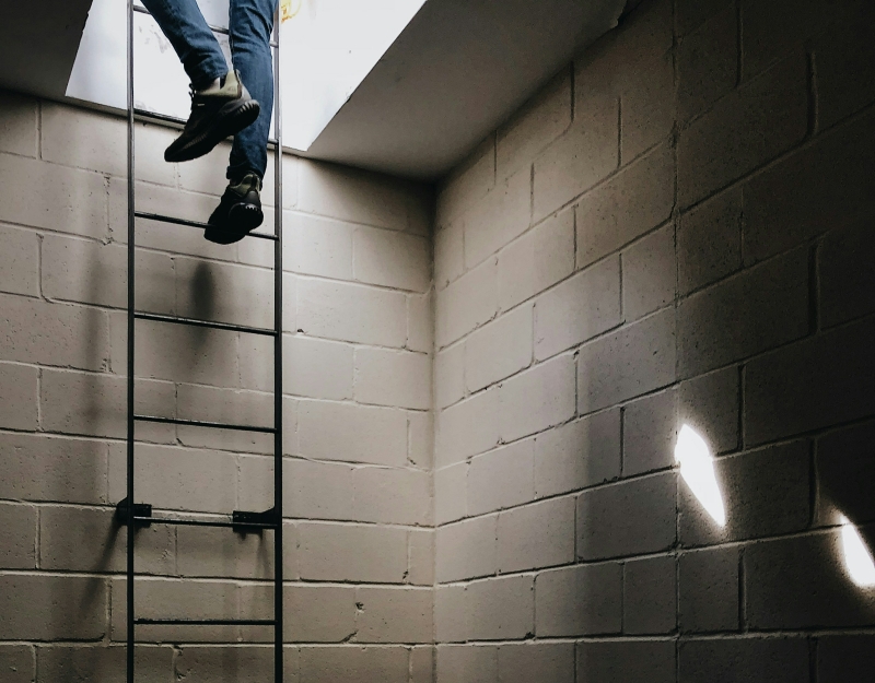 Ladder met kleine treden, symboliseert het maken van kleine stappen in herstel van verslaving