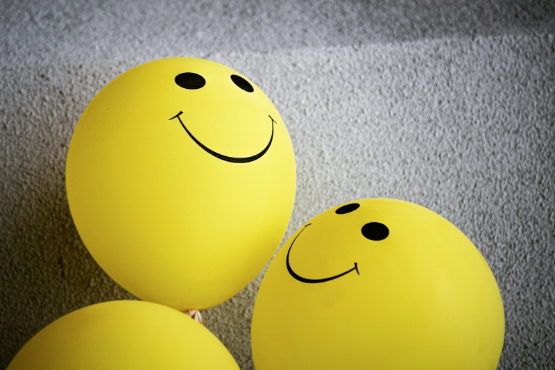 Kleurige ballon met een smiley, symbool voor vreugde en optimisme in het herstelproces van verslaving