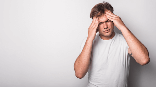 Persoon met stress en slaapproblemen – een van de eerste signalen van een terugval bij verslaving.