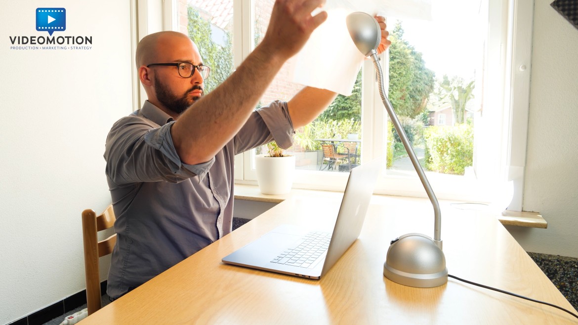 Gebruik een lamp tijdens het videochatten en verzacht het licht met bakpapier.