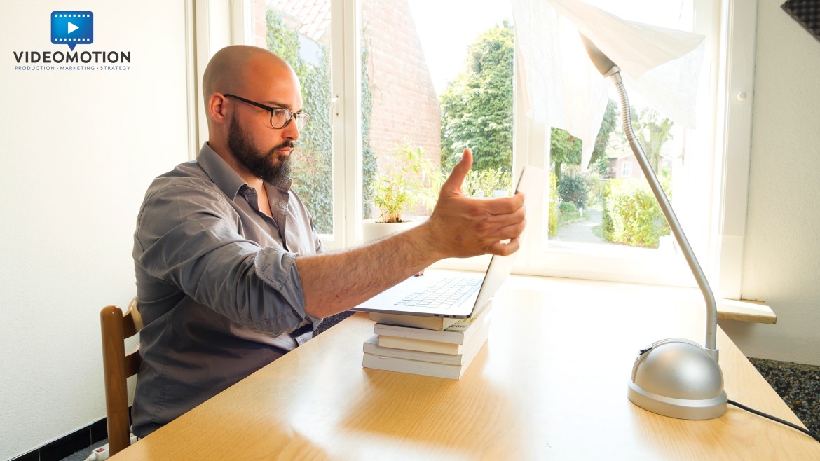 Zet je laptop/ camera / webcam / smartphone op een stapel boeken of schoendoos.
