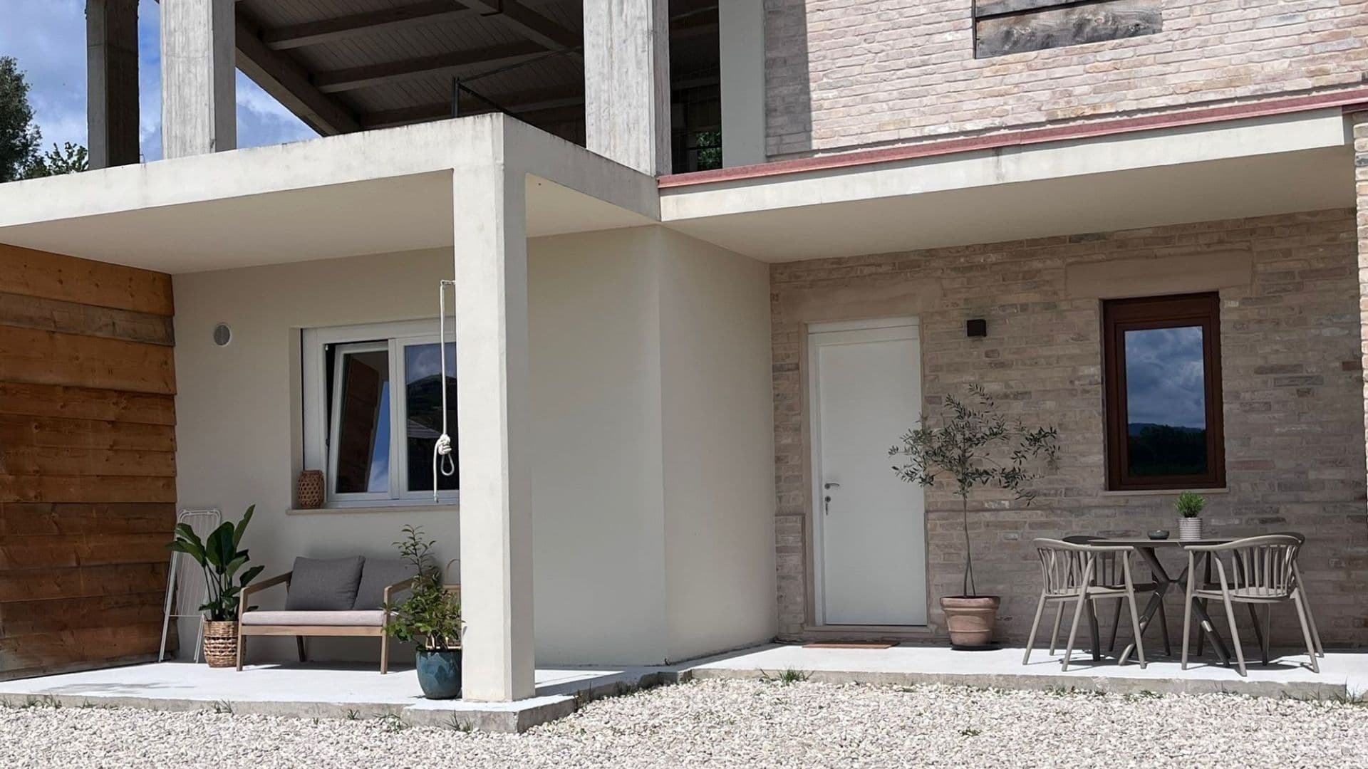 Appartement Luce in Italië bij Agriturismo Camping Vista Fermo in Le Marche Overzicht van Vista Fermo met het gebouw waarin Appartement Luce is gevestigd, gelegeven in het groene Italiaanse heuvellandschap