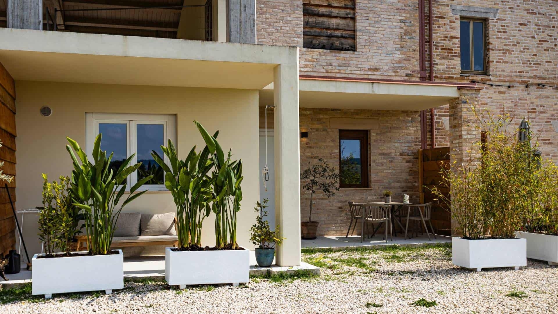 Appartement Luce in Italië bij Agriturismo Camping Vista Fermo in Le Marche Overzicht van Vista Fermo met het gebouw waarin Appartement Luce is gevestigd, gelegeven in het groene Italiaanse heuvellandschap