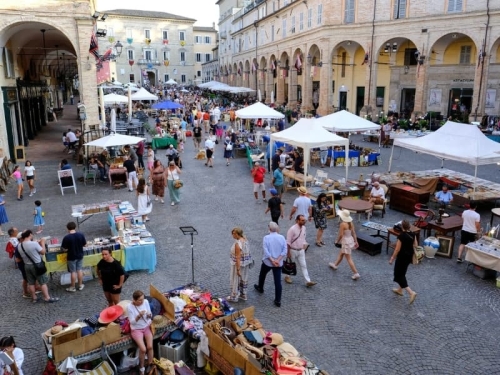 Bezoek de markt bij Camping Vista Fermo