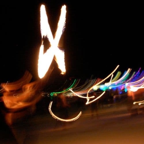 Bewegend vuurlicht in de nacht dat symbool staat voor de innerlijke vonk tijdens het restreat