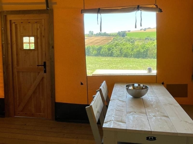 Eettafel met uitzicht over La Campagna - Safaritent Comfort - Camping Vista Fermo