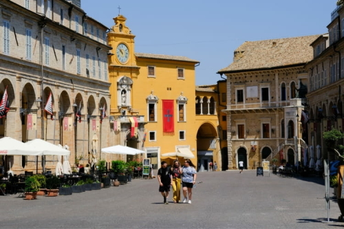 Fermo op 10 minuten van Camping Vista Fermo