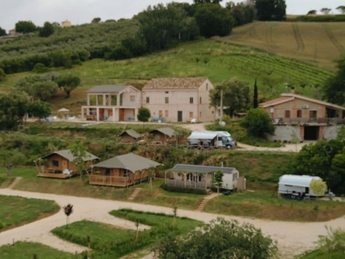 Kleinschalige glamping, gelegen tussen de heuvels van Le Marche