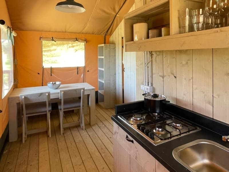 Keuken en eettafel - Safaritent Comfort - Camping Vista Fermo