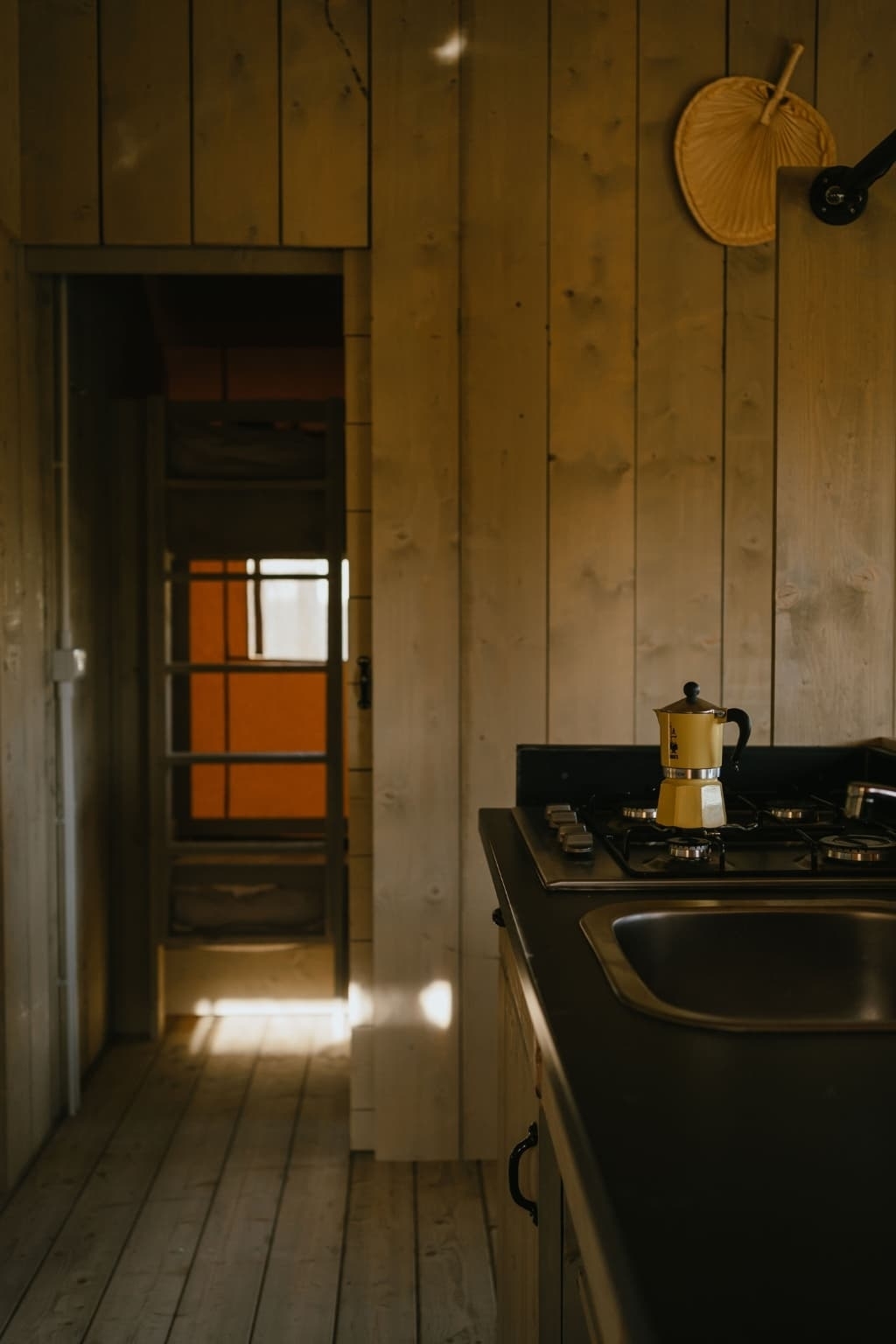 Keuken met doorkijk naar stapelbed Camping Vista Fermo Safaritent