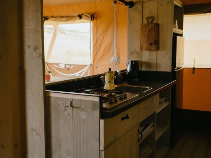 Keuken met spoelbak (koud water), koelkast en gasfornuis - Safaritent Grande - Camping Vista Fermo