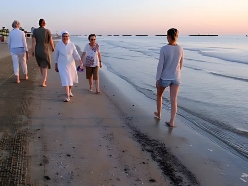 Onder gaande zon aan het strand - Camping Vista Fermo