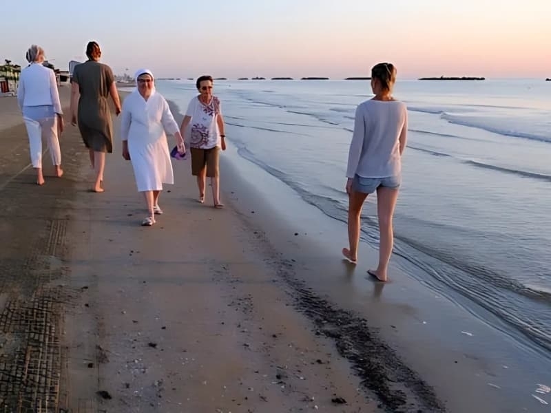 Onder gaande zon aan het strand - Camping Vista Fermo