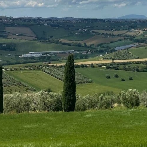 Uitzicht op het Italiaanse heuvellandschap bij Agriturismo Vista Fermo tijdens het retreat Van Vonk tot Vuur.