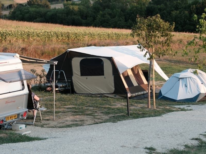 Ruime kampeerplekken bij Camping Vista Fermo