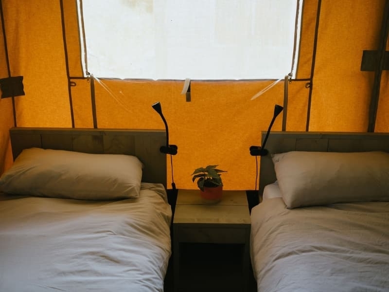 Slaapkamer met 2 eenpersoonsbedden - Safaritent Grande - Camping Vista Fermo
