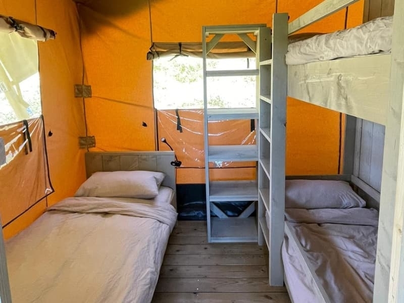 Slaapkamer met stapelbed en eenpersoonsbed - Safaritent Comfort - Camping Vista Fermo