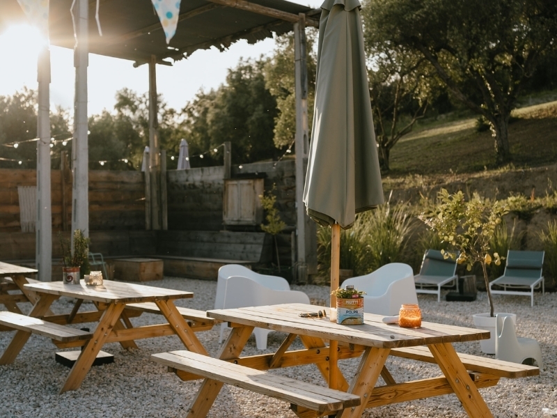 Terras en Bar bij Camping Vista Fermo