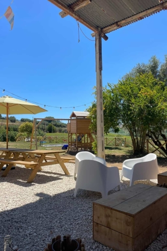 Terras en Speeltuin Agriturismo Camping Vista Fermo Italië