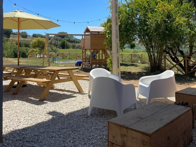 Terras met uitzicht op speeltuin Camping Vista Fermo
