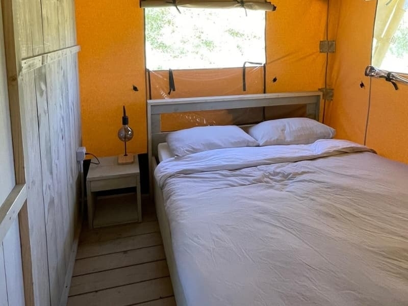 Tweepersoonslaapkamer - Safaritent Comfort - Camping Vista Fermo