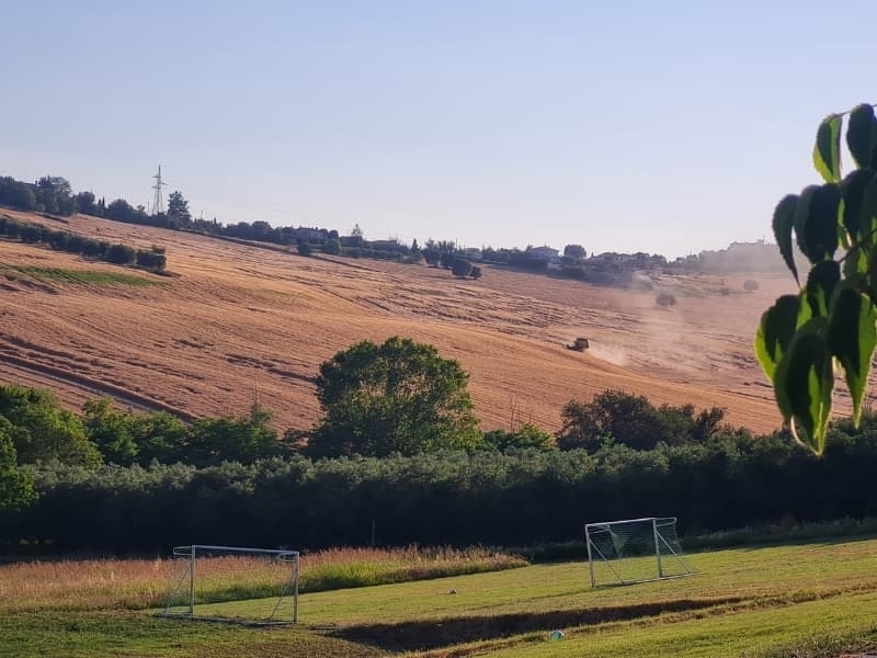 Uitzicht vanaf het voetbalveld bij Camping Vista Fermo