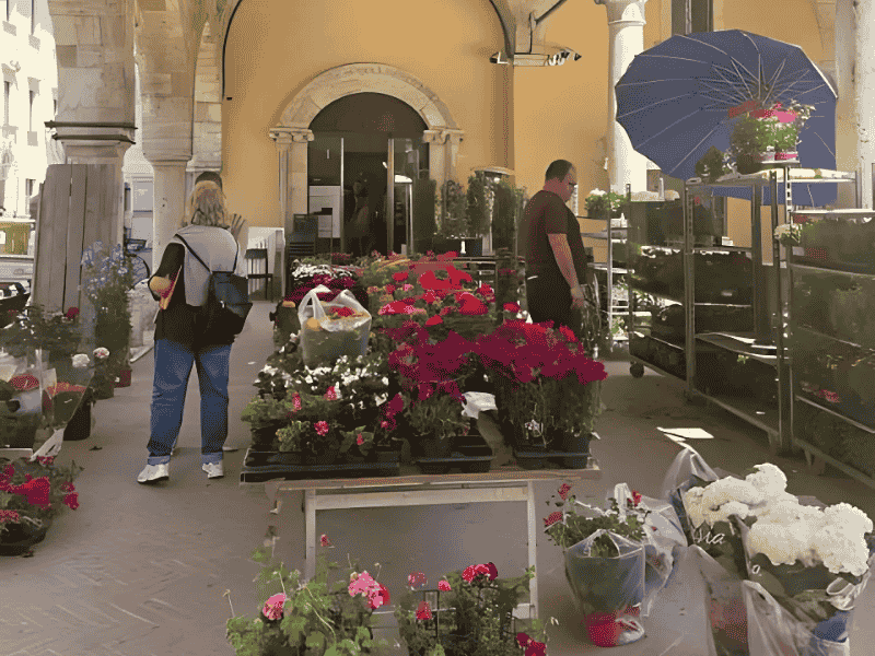 Bloemenmarkt Le Marche Italie voorjaar Camping Vista Fermo