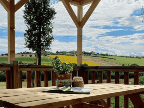 Groene heuvels voorjaar camping Vista Fermo Italie