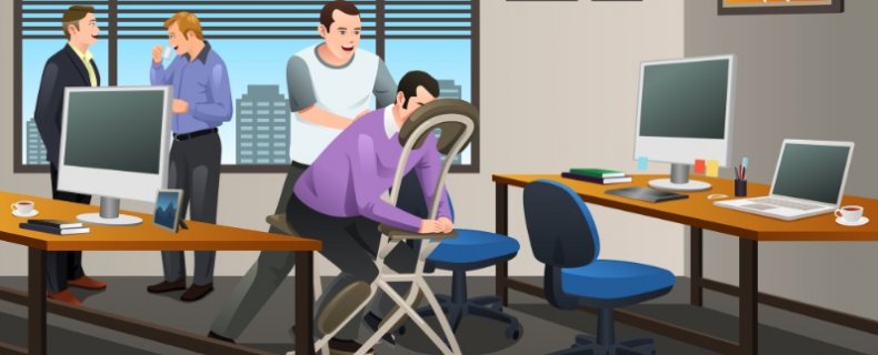Stoelmassage op kantoor voor pijnlijke nek en schouders.
