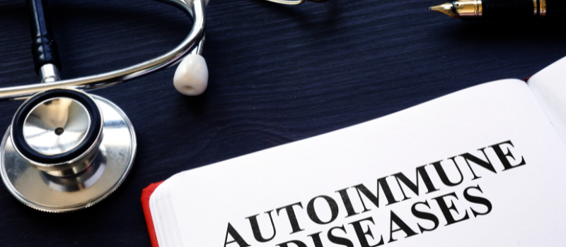Tekst auto-immune diseases op medisch notitieblok met stethoscoop
