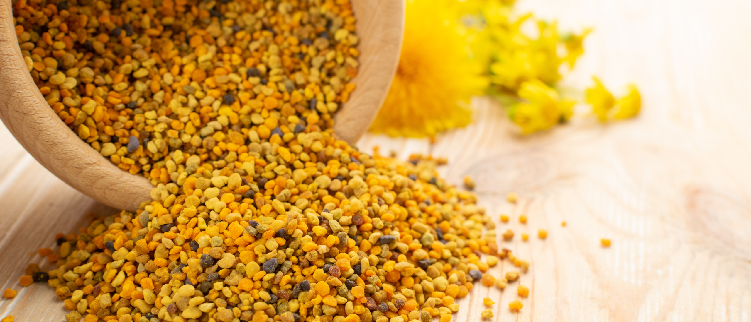 Uitgestrooide bijenpollen met bloemen
