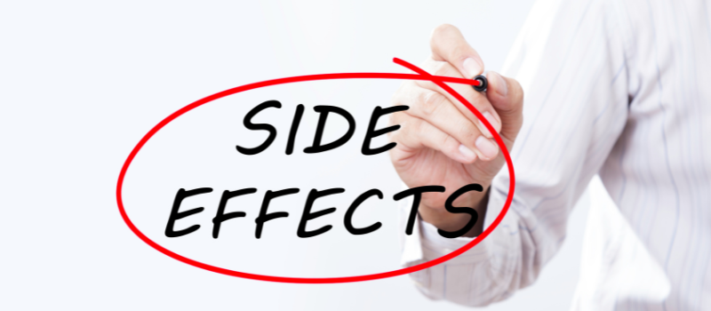 Hand markeert de woorden 'Side Effects' in rode cirkel