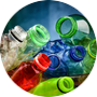 Stapel lege kleurrijke plastic flessen met BPA op donkere achtergrond
