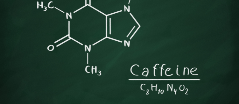 hemische structuur van cafeïne getekend op groen schoolbord